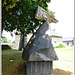 L'oiseau sacré : sculpture au jardin du granit à Lanhélen en Bretagne
