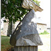 L'oiseau sacré : sculpture au jardin du granit à Lanhélen en Bretagne.