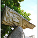 L'oiseau sacré: sculpture au jardin du granit à Lanhélen en Bretagne