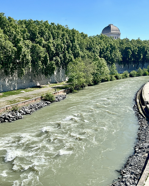 Rome 2025 – The River Tiber foaming with much water