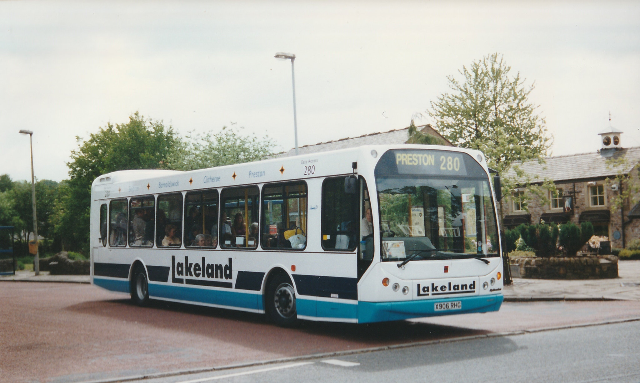 Lakeland Coaches X906 RHG at Whalley - 31 May 2001