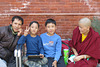 Au bord du bassin du Ghyoilisang Peace Park, Boudhanath = Bodnath, à côté de Kathmandu (Népal)