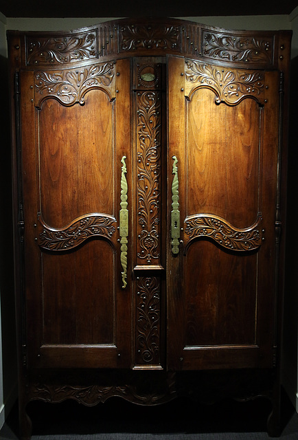 Une belle armoire à linge du Val de Rance - Musée de Vannes .
