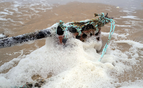 Monte Gordo, Sea debris