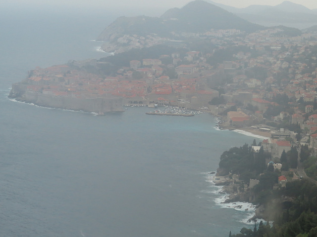 Vue plongeante sur Dubrovnik depuis le bus.