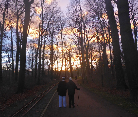 Zwei Generationen beim Abendspaziergang im "Großen Garten" Dresden