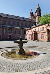 Worms - Der Brunnen am Schlossplatz