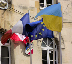 Drapeaux dans le vent (Mairie de Bergerac Dordogne)