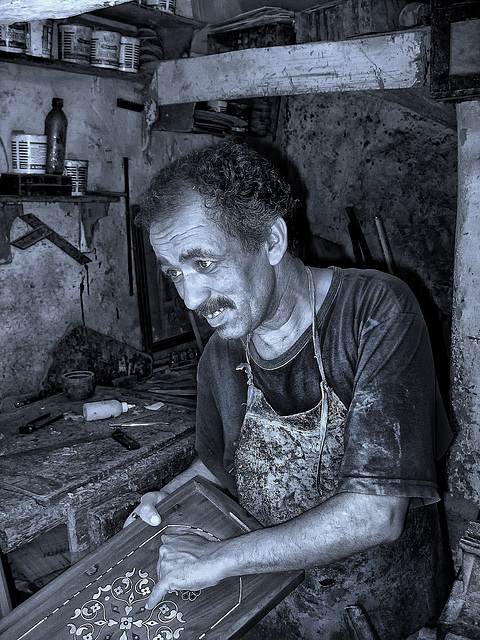 Artisan marqueteur à Essaouira.