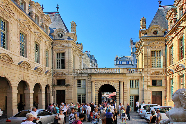 Paris, Touristen am Hôtel de Sully