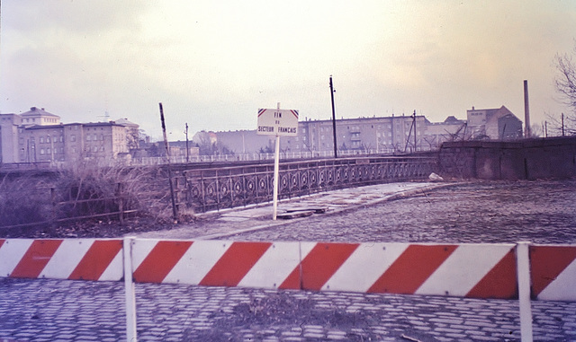 Berlin (D) Janvier / Januar 1971. Le "Mur"... (Diapositive numérisée).