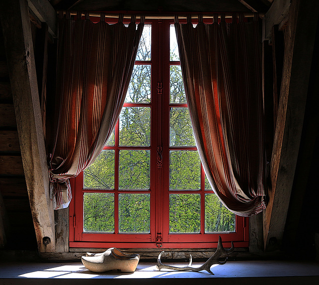 Le rossignol chante mieux dans la solitude des nuits qu'à la fenêtre des rois . ( P. Lorain )