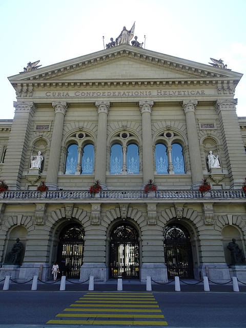Hier am Haupteingang zum Bundeshaus, gehen die gewählten Volkssvertreter ein und aus.