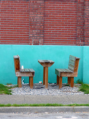 Die Bank vor der Backsteinmauer