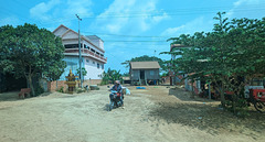 La prudence au volant existe au Cambodge / A preemptive glance to his right