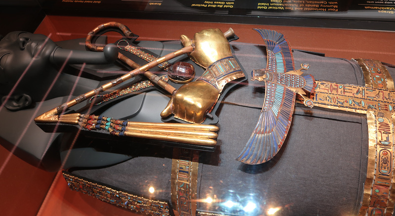 Tutankhamun's mummy decorations