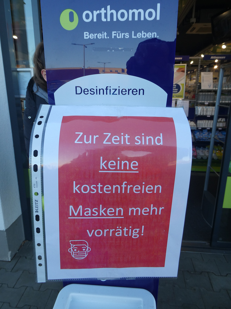 Vor einer Apotheke in Teltow