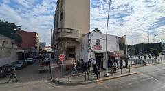 Coca-cola sous fenêtre délabrée