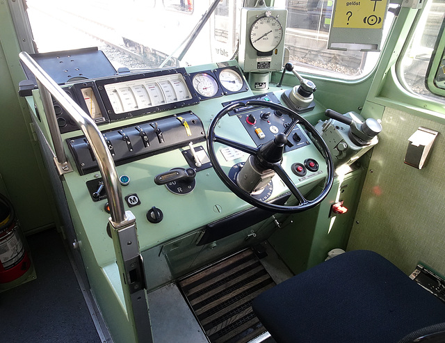 Im Führerstand des BLS Be 4/4 761 Triebwagen ( ehemals BN ) im Bahnhof Frutigen