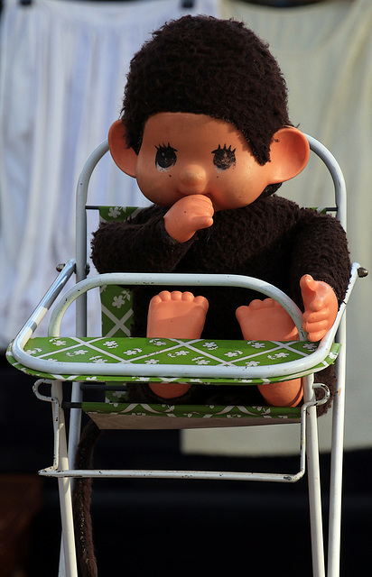 La succion en permanence de son pouce lui a déformé la mâchoire , je vais prendre un RV chez l'orthodontiste pour mon enfant . La succion en permanence de son pouce lui a déformé la mâchoire , je vais prendre un RV chez l'orthodontiste pour mon enfant .