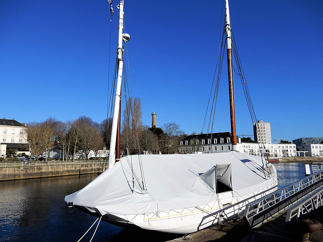 en attendant de retirer le manteau