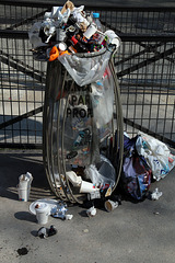 " Ensemble rendons Paris propre " . D'accord mais quand les poubelles sont saturées de déchets c'est compliqué  .
