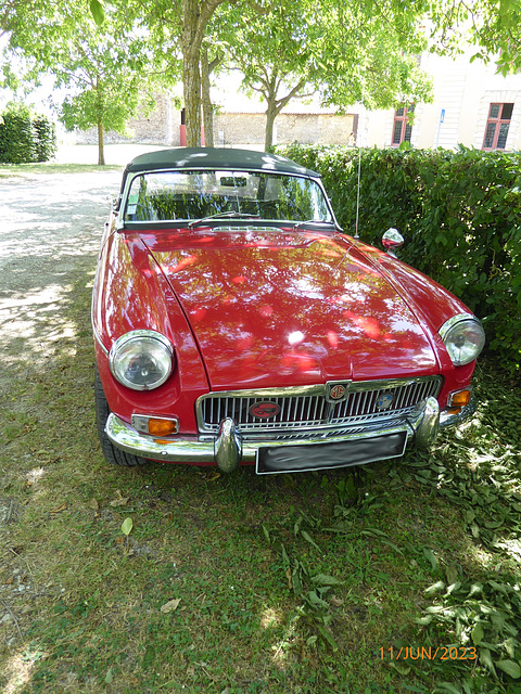 une belle MG rouge