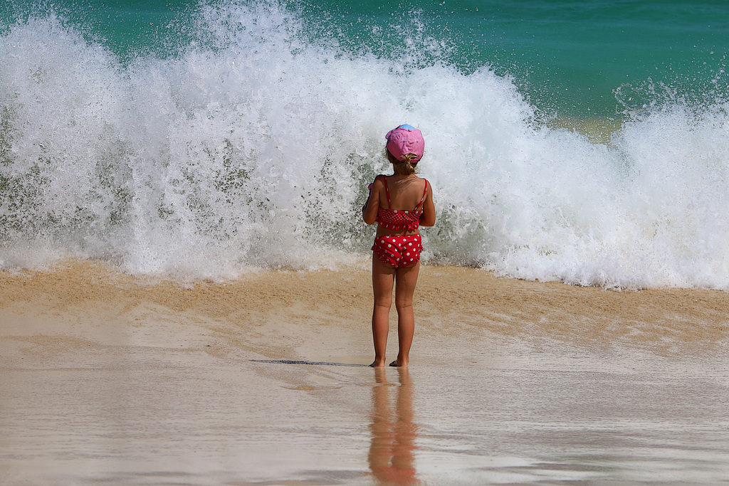 J'ai attendu patiemment que l'enfant soit emporté par une vague et dévoré par un troupeau d'huîtres , et bien c'est raté .