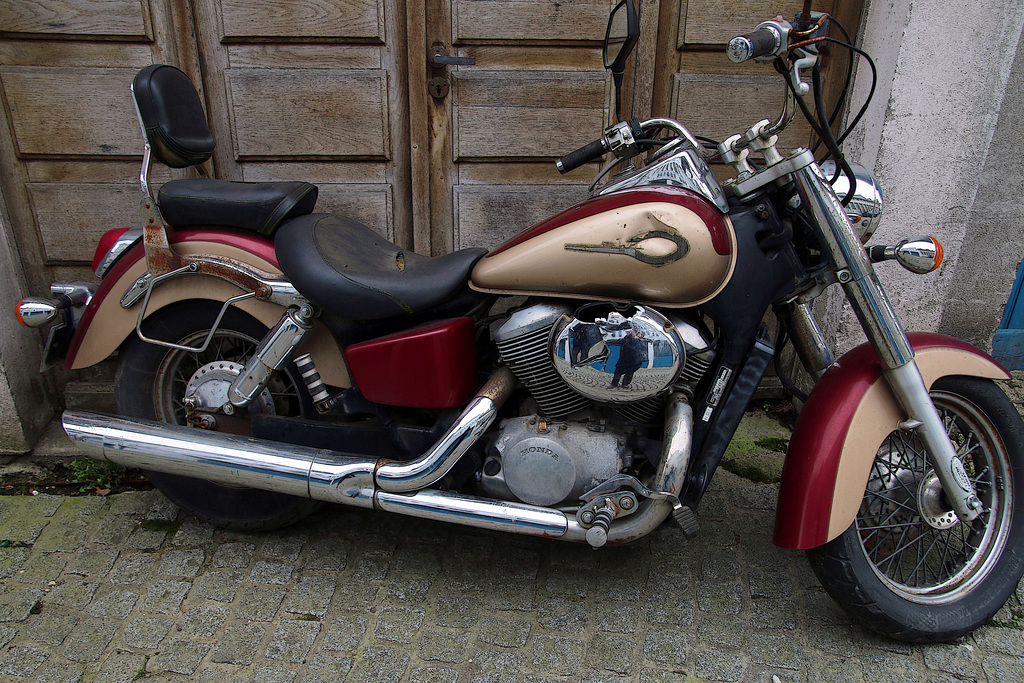A vendre 750 Honda shadow , en parfait état , juste une minuscule rayure sur le réservoir et un petit point de rouille . Prix 53 000 euros en liquide .