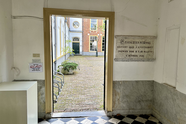 Entrance to the former Tusschenschool