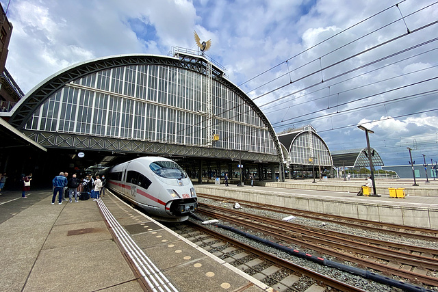 ICE 4604 waiting at Amsterdam Central Station