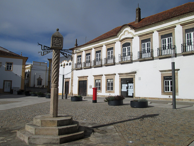 Pillory and Caldeira Castel-Branco Palace.