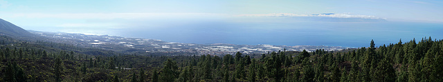 Blick von einer Aussichtsterasse (1070m) auf die Westküste. ©UdoSm