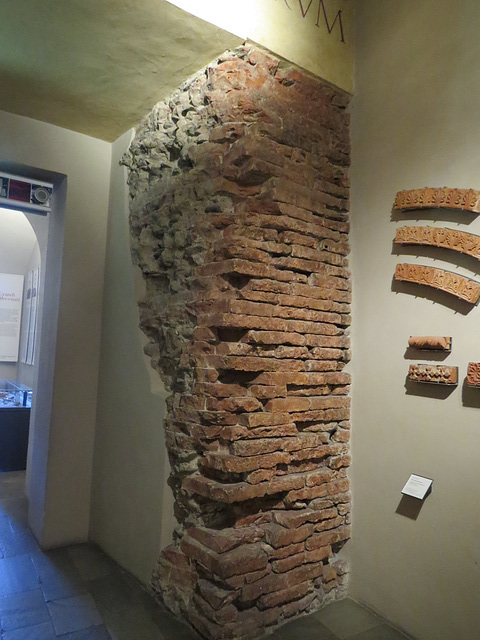 Mur romain dans le bâtiment.