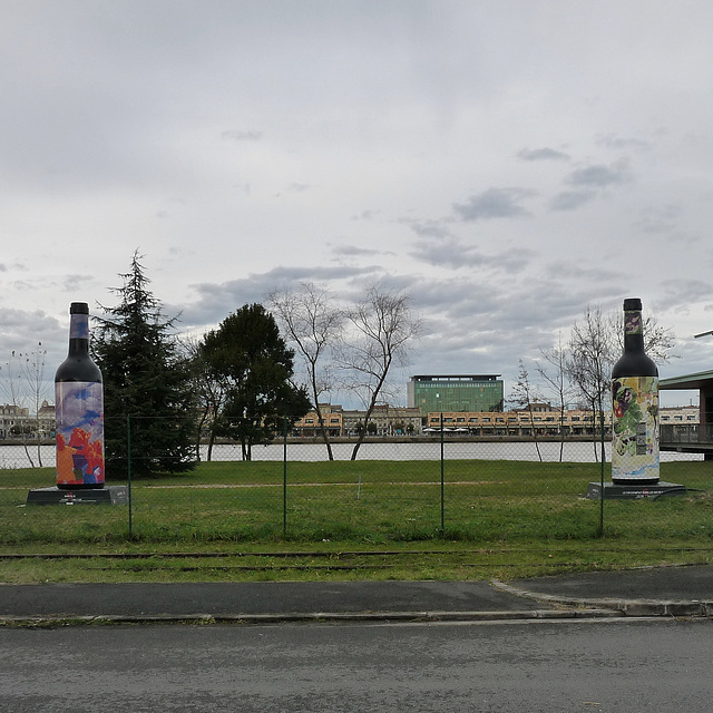 Entre les 2 coule la rivière .
