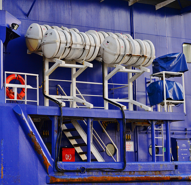 Dive Support Vessel with lots of onboard equipment!