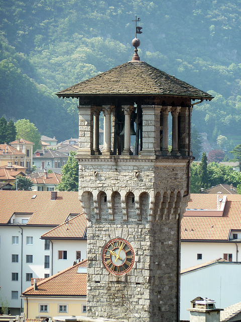 Glockenturm des Gebäudes der Kantonal und Stadtverwaltung von Bellinzona