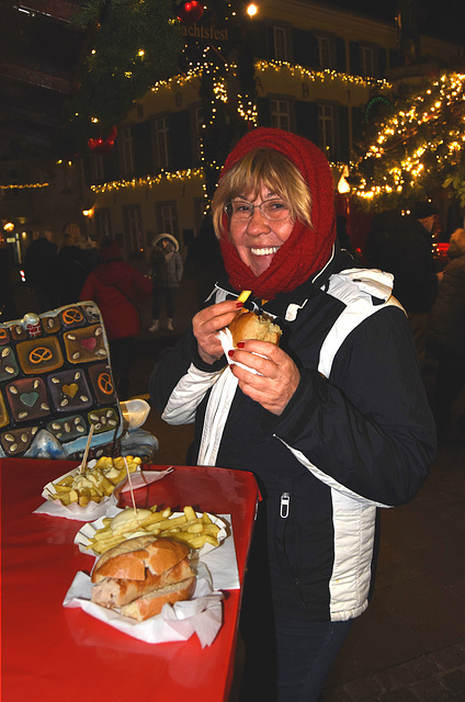 Füsun isst Bratwurst und Pommes Frites!