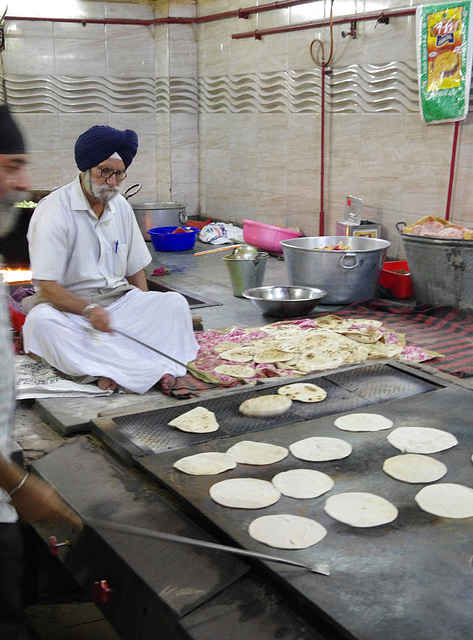Gurudwara Sis Ganj Sahib - cooking chapatis