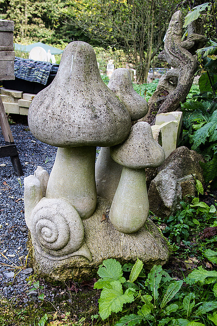 20140928 5563VRAw [D~SHG] Pilze mit Schnecke, Skulptur, Paschenburg/Pagenburg, Rinteln, Schaumburg