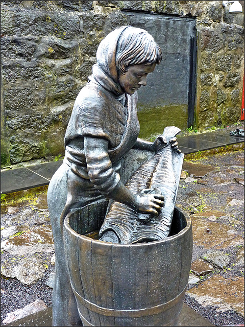 Isole Faroe - scultura in onore alle donne che lavorano il merluzzo da essicare -