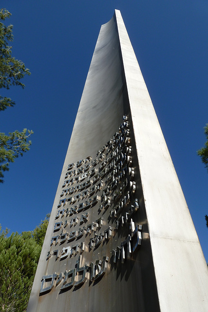 stele dedicata ai difensori - a l'eternitè -27 gennaio. Per non dimenticare