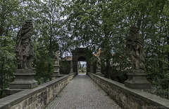 Brücke zur Burg Valdštejn (© Buelipix)