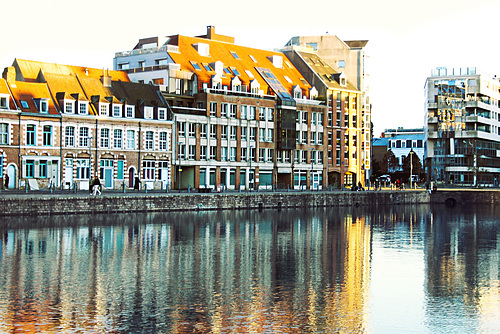 Au bord du canal de Lille par une journée ensoleillée.