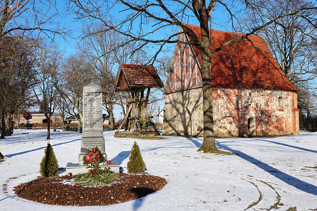 Goldenstädt: Kriegerdenkmal und Dorfkirche