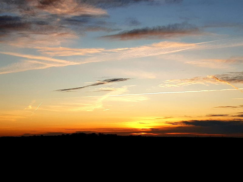 ciel de feu à l'horizon, coucher du soleil