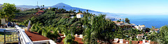Blick vom Hotel nach Westen zum Teide und über Puerto de la Cruz der Küste entlang. ©UdoSm