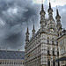 Bedrohlicher Himmel über dem Rathaus von Leuven
