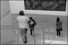 Il y a ceux qui regardent une œuvre, ceux qui la prennent en photo et ceux qui s'en fichent