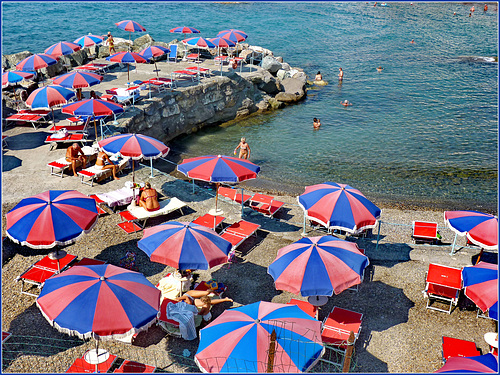 Il mare di Genova con i suoi ombrelloni rosso/blu